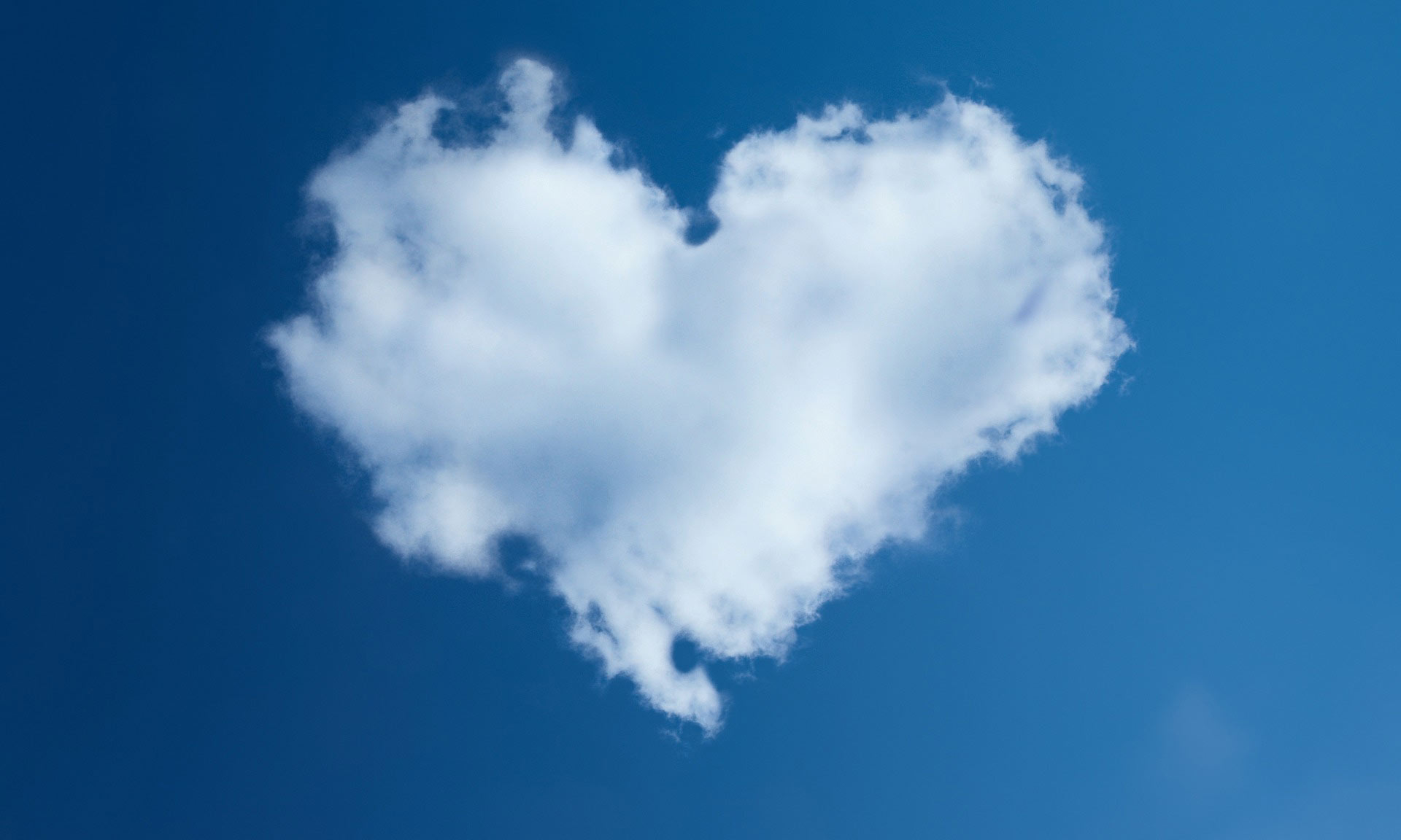 Herzförmige Wolke über blauem Himmel